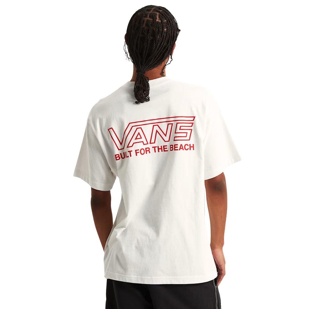 Vans Buckled T-Shirt White camiseta blanca con gráfico trasero rojo VANS Built for the Beach vista posterior en modelo.