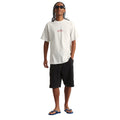 Vans Buckled T-Shirt White camiseta blanca de manga corta con corte holgado combinada con pantalón negro en modelo cuerpo completo.