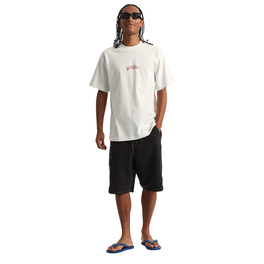 Vans Buckled T-Shirt White camiseta blanca de manga corta con corte holgado combinada con pantalón negro en modelo cuerpo completo.