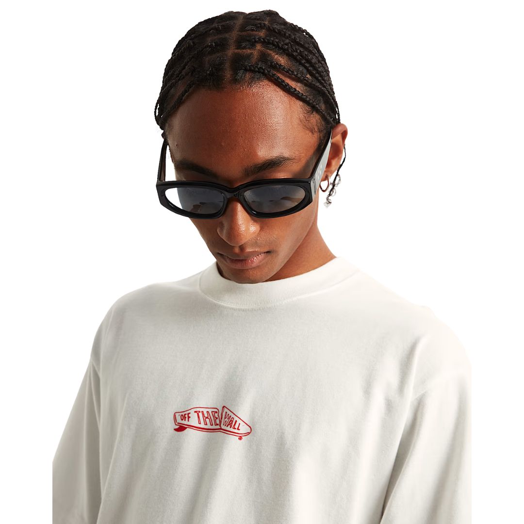Vans Buckled T-Shirt White camiseta blanca de hombre con logo rojo Off The Wall en el pecho detalle frontal.