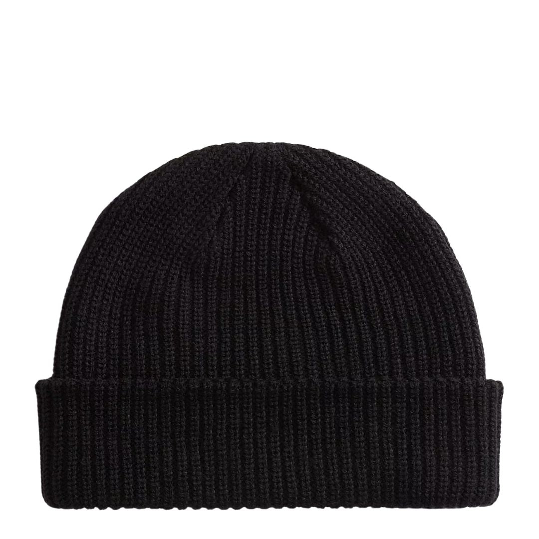 Vista trasera del gorro Vans Core Basic negro con borde vuelto, mostrando el punto acanalado uniforme y la forma redondeada sin costuras visibles en el tejido.
