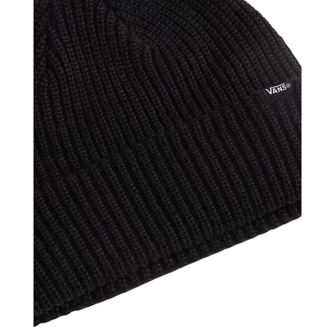 Detalle en primer plano del gorro Vans Core Basic negro: punto acanalado grueso y etiqueta tejida Vans en el borde vuelto, mostrando la textura del acrílico suave.