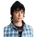 Chico joven con gorro Vans Core Basic negro de punto acanalado y borde vuelto, combinado con camisa de cuadros vaquera, muestra el ajuste ceñido en la cabeza.