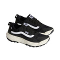 Par de zapatillas Vans MTE Crosspath en negro y blanco en vista de tres cuartos, con la Sidestripe blanca, la voluminosa suela clara y la puntera reforzada.