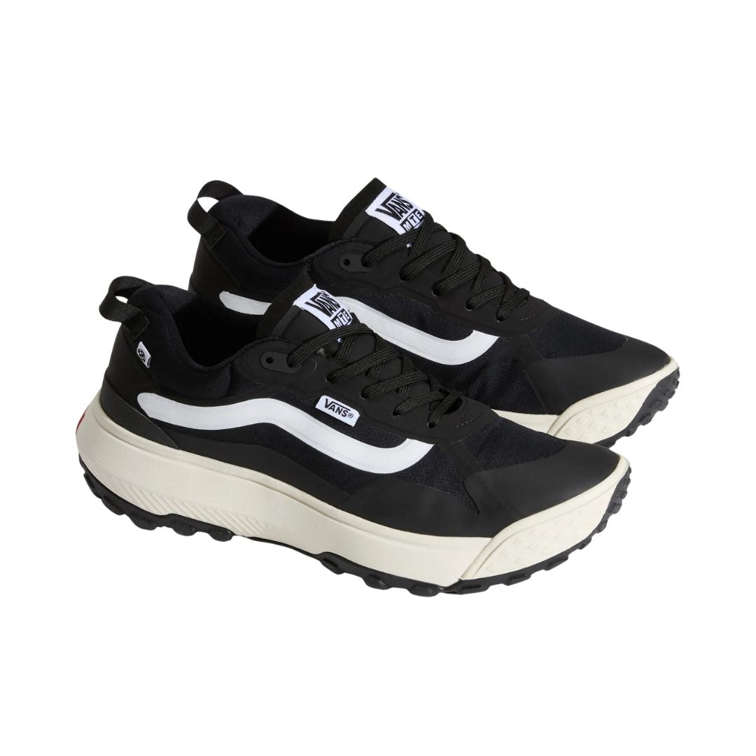Par de zapatillas Vans MTE Crosspath en negro y blanco en vista de tres cuartos, con la Sidestripe blanca, la voluminosa suela clara y la puntera reforzada.