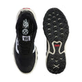 Zapatilla Vans MTE Crosspath en negro y blanco en vista superior junto a su suela, mostrando el cordón, la etiqueta Vans y el dibujo de tacos de la suela.