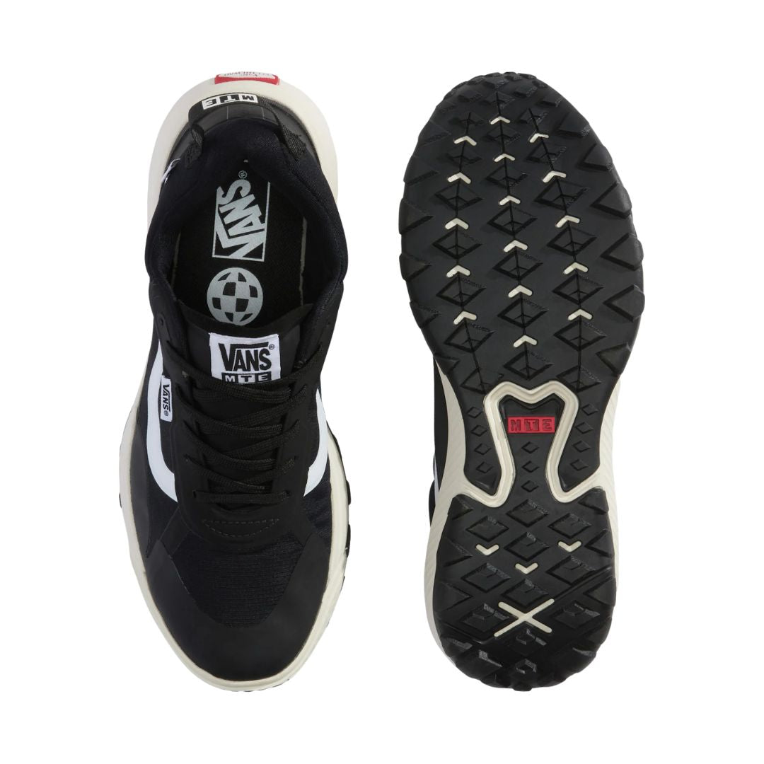 Zapatilla Vans MTE Crosspath en negro y blanco en vista superior junto a su suela, mostrando el cordón, la etiqueta Vans y el dibujo de tacos de la suela.