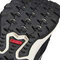 Primer plano de la suela de la zapatilla Vans MTE Crosspath en negro y blanco, con el dibujo de tacos de la suela All-Trac y la etiqueta roja MTE en la entresuela.