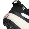 Primer plano lateral del talón de la zapatilla Vans MTE Crosspath en negro y blanco, con el parche rojo Vans Off The Wall sobre la voluminosa suela clara.