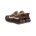 Zapatillas Vans Crosspath en vintage cocoa: vista trasera en ángulo con suela bicolor marrón y negra muy elevada, tirador de talón y detalles metálicos junto al cuello acolchado.