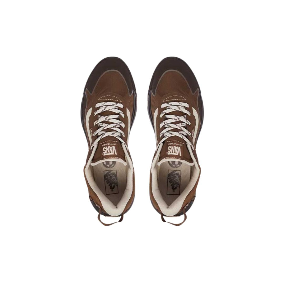 Zapatillas Vans Crosspath en vintage cocoa: vista superior del par con malla marrón, franja lateral crema, cordones planos a juego y forro interior beige con logo Vans Off The Wall.