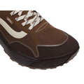 Zapatillas Vans Crosspath en vintage cocoa: primer plano de la puntera con malla marrón, franja lateral blanca, cordones planos bicolores y refuerzo de goma oscura en el contorno de la suela dentada.