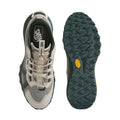 Zapatilla Vans Crosspath XC en verde salvia y oatmeal en vista superior junto a su suela, con la etiqueta Vans en la lengüeta y el dibujo de tacos de la suela Vibram.