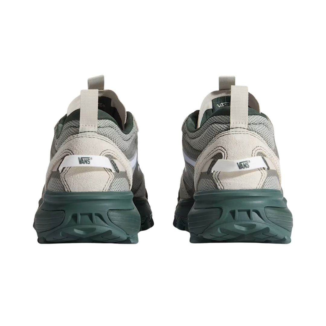 Vista trasera de un par de zapatillas Vans Crosspath XC en verde salvia y oatmeal, con el parche blanco Vans en el talón, el tirador trasero y la suela verde oscuro.