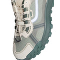 Primer plano frontal de la zapatilla Vans Crosspath XC en verde salvia y oatmeal, mostrando el clip de atado rápido, el logotipo Vans y la Sidestripe blanca sobre la malla.