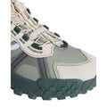 Primer plano de los cordones y el clip Speedlace de la zapatilla Vans Crosspath XC en verde salvia y oatmeal, con los pasadores verde oscuro sobre la malla técnica.