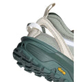 Primer plano del talón de la zapatilla Vans Crosspath XC en verde salvia y oatmeal, con la trabilla trasera color hueso y la voluminosa suela verde con etiqueta amarilla Vibram.