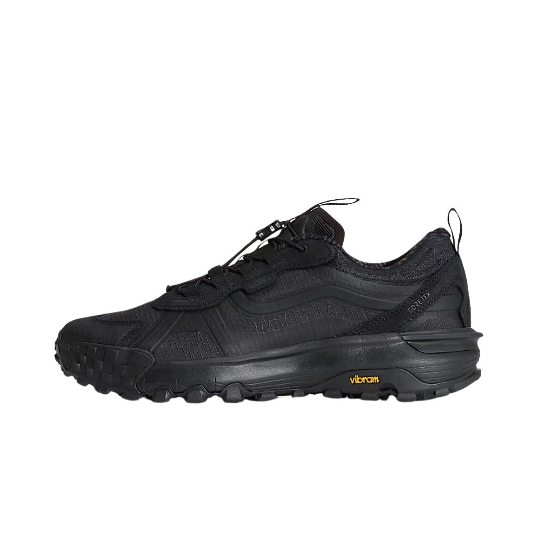 Vista lateral completa de una zapatilla Vans Crosspath XC Gore-Tex en negro, con el texto GORE-TEX en el lateral, las trabillas delantera y trasera y la suela Vibram amarilla.