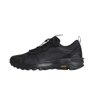 Vista lateral completa de una zapatilla Vans Crosspath XC Gore-Tex en negro, con el texto GORE-TEX en el lateral, las trabillas delantera y trasera y la suela Vibram amarilla.