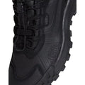 Primer plano de los cordones y el clip Speedlace de la zapatilla Vans Crosspath XC Gore-Tex en negro, con el logotipo Vans grabado en el lateral y la suela Vibram al fondo.