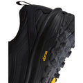 Primer plano del talón de la zapatilla Vans Crosspath XC Gore-Tex en negro, con la trabilla trasera, el texto GORE-TEX en el lateral y el logotipo amarillo Vibram sobre la suela.