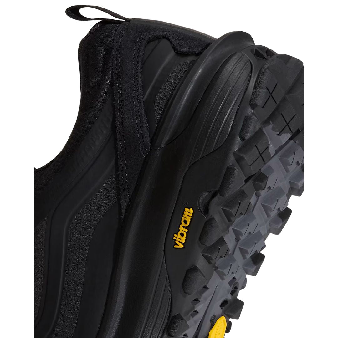 Primer plano del talón de la zapatilla Vans Crosspath XC Gore-Tex en negro, con la trabilla trasera, el texto GORE-TEX en el lateral y el logotipo amarillo Vibram sobre la suela.