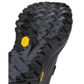 Primer plano de la suela Vibram XS Trek Evo de la zapatilla Vans Crosspath XC Gore-Tex en negro, mostrando el dibujo de tacos ranurado y la etiqueta amarilla Vibram.