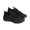 Par de zapatillas Vans Crosspath XC Gore-Tex en negro en vista de tres cuartos, con la Sidestripe de Vans, el clip Speedlace y la suela Vibram XS Trek Evo.