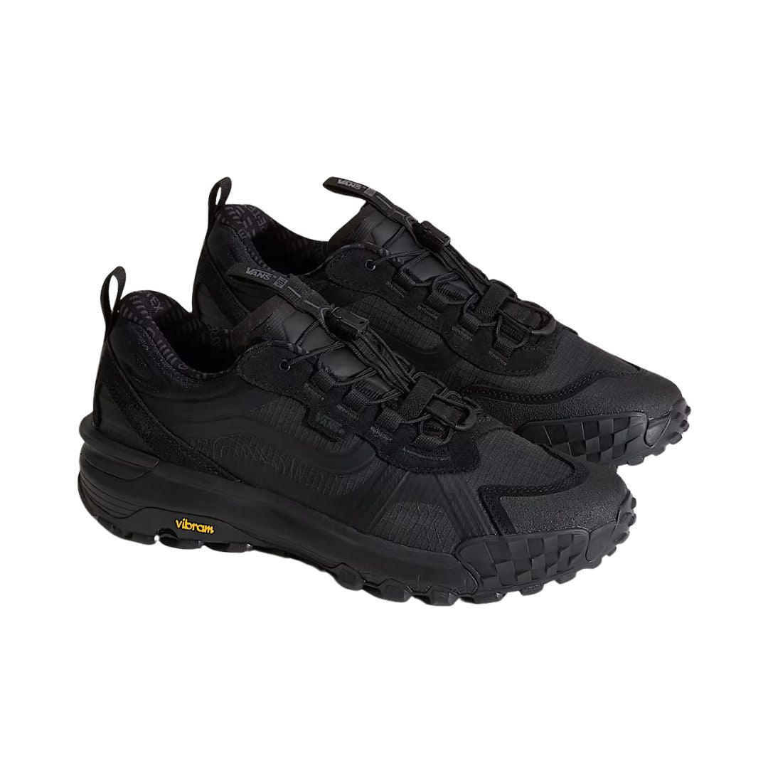 Par de zapatillas Vans Crosspath XC Gore-Tex en negro en vista de tres cuartos, con la Sidestripe de Vans, el clip Speedlace y la suela Vibram XS Trek Evo.