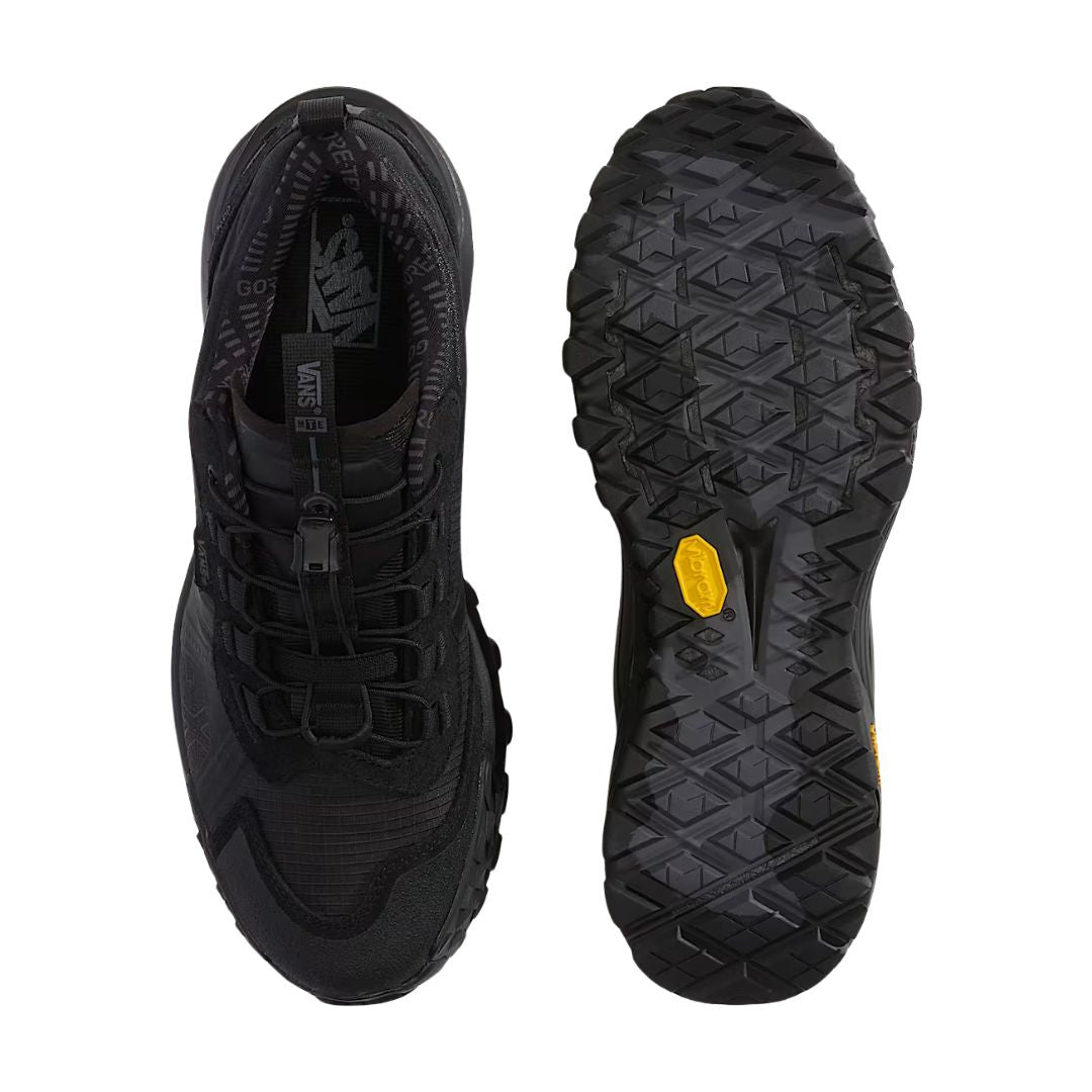 Zapatilla Vans Crosspath XC Gore-Tex en negro en vista superior junto a su suela, con el logotipo Vans en la lengüeta y el dibujo de tacos de la suela Vibram.