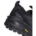 Primer plano del talón de la zapatilla Vans Crosspath XC Gore-Tex en negro, con el texto GORE-TEX grabado en el lateral y la etiqueta amarilla Vibram sobre la suela.