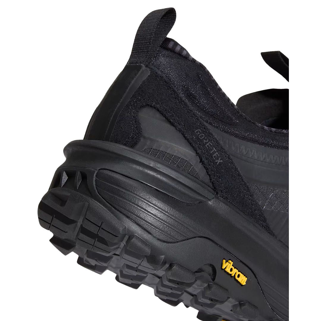 Primer plano del talón de la zapatilla Vans Crosspath XC Gore-Tex en negro, con el texto GORE-TEX grabado en el lateral y la etiqueta amarilla Vibram sobre la suela.
