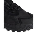 Primer plano extremo de la puntera y los cordones de la zapatilla Vans Crosspath XC Gore-Tex en negro, mostrando los paneles de ante y ripstop y el clip de atado rápido.