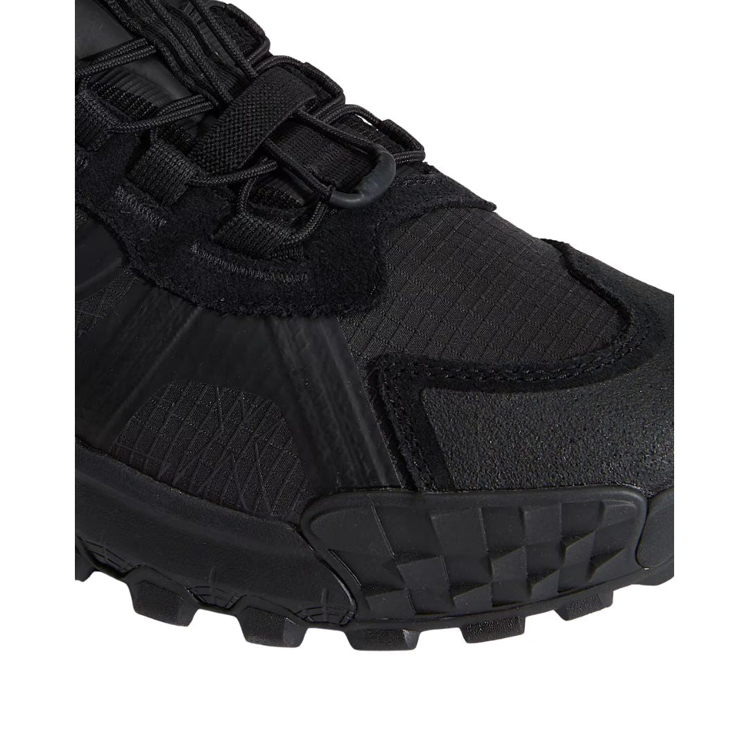 Primer plano extremo de la puntera y los cordones de la zapatilla Vans Crosspath XC Gore-Tex en negro, mostrando los paneles de ante y ripstop y el clip de atado rápido.