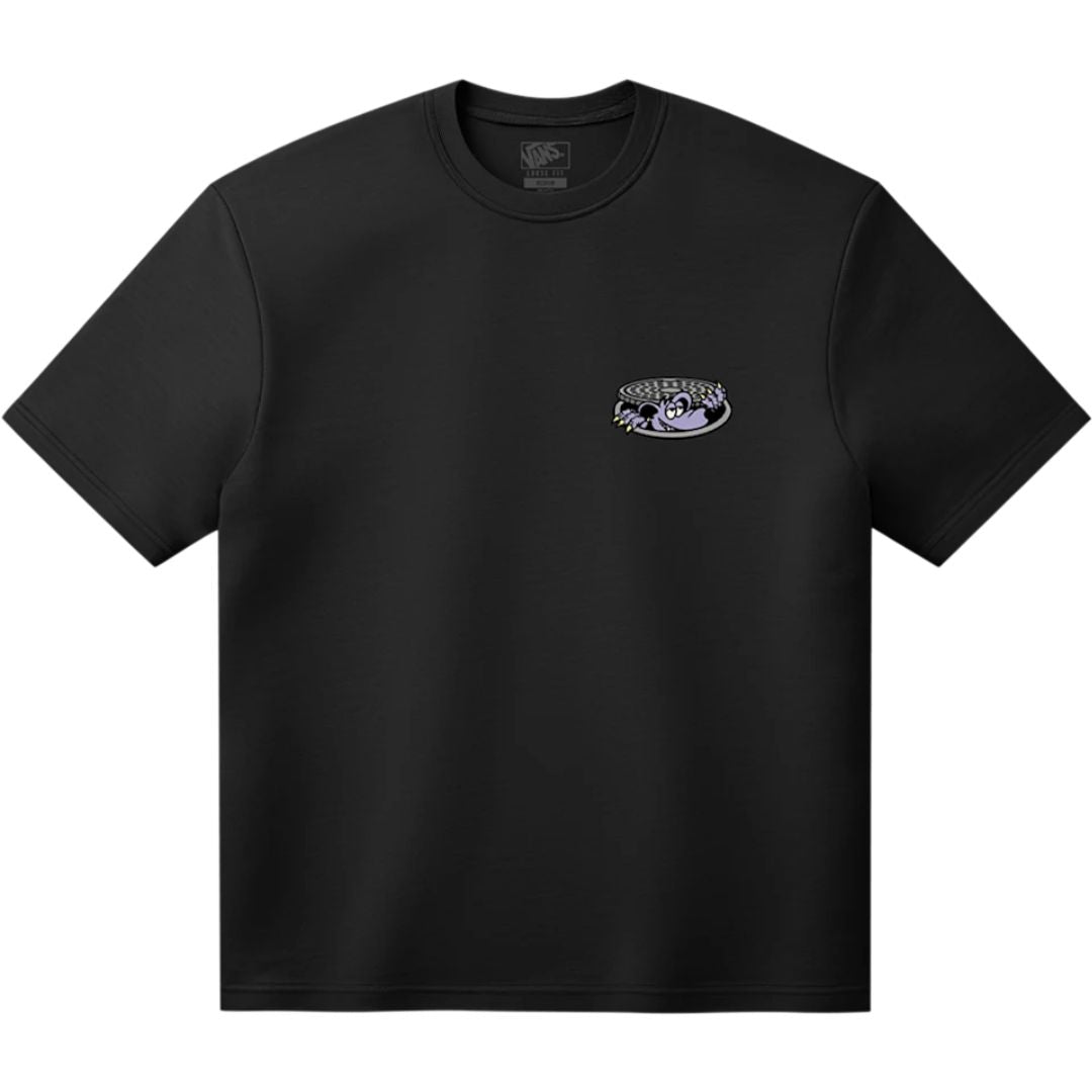 Vans Downside SS Tee Black vista frontal con manga corta, cuello redondo y pequeño gráfico de personaje saliendo de alcantarilla en el pecho.