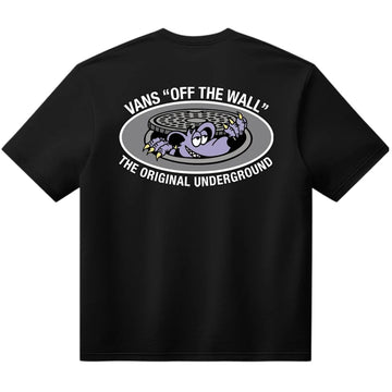 Camiseta Vans Downside SS Tee Black vista trasera con gran gráfico Vans Off The Wall The Original Underground y personaje saliendo de alcantarilla.