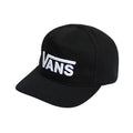 Gorra Vans Drop V Logo Snapback Hat negra con logo Vans bordado en blanco en el panel frontal, estructura media de 5 paneles y visera ligeramente curvada.