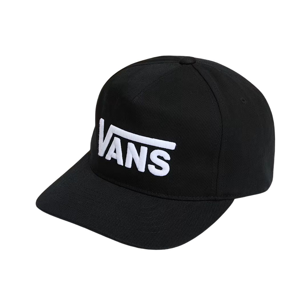 Gorra Vans Drop V Logo Snapback Hat negra con logo Vans bordado en blanco en el panel frontal, estructura media de 5 paneles y visera ligeramente curvada.