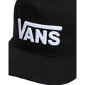 Detalle del bordado blanco del logo Vans en la gorra negra Drop V Logo Snapback Hat, tejido 100% algodón y visera ligeramente curvada.