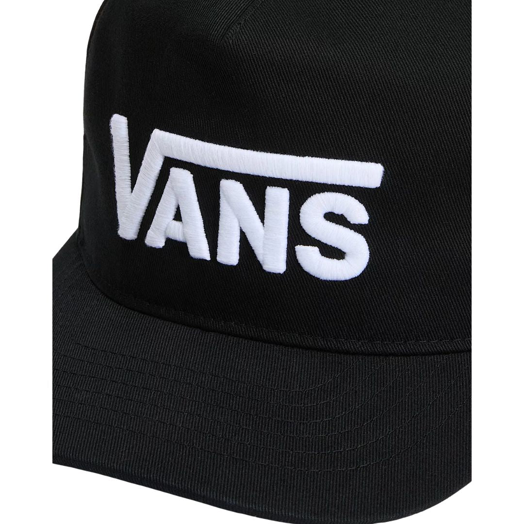 Detalle del bordado blanco del logo Vans en la gorra negra Drop V Logo Snapback Hat, tejido 100% algodón y visera ligeramente curvada.