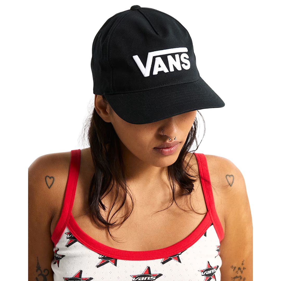 Modelo llevando gorra Vans Drop V Logo Snapback Hat negra con logo blanco bordado, ajuste clásico y diseño urbano estilo skate.