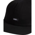 Detalle frontal Vans Jockey negra, parche discreto Vans en gorra de seis paneles con visera plana.