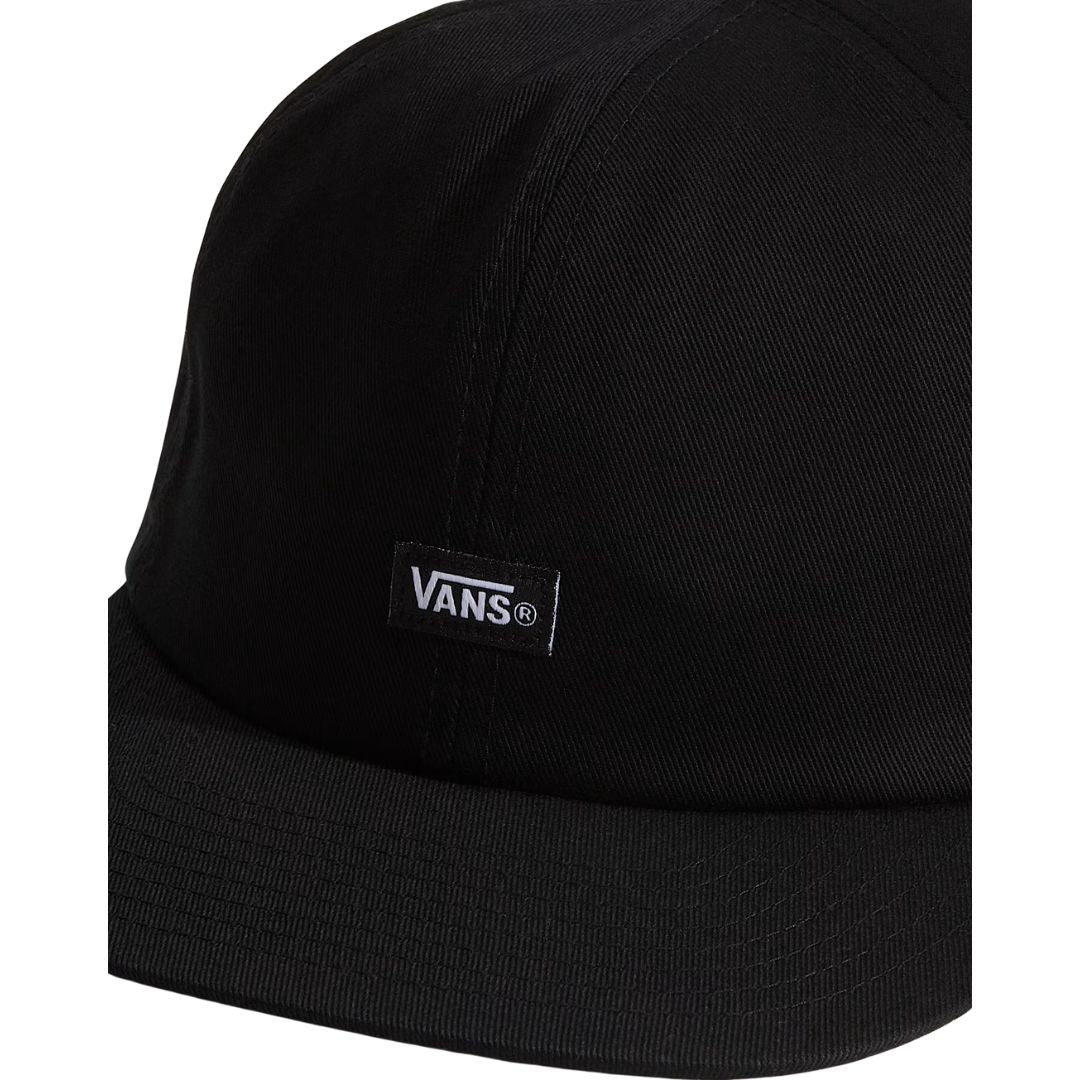 Detalle frontal Vans Jockey negra, parche discreto Vans en gorra de seis paneles con visera plana.