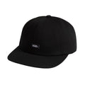 Vans Jockey negra vista frontal, gorra clásica de seis paneles en algodón con visera plana y ajuste estándar.