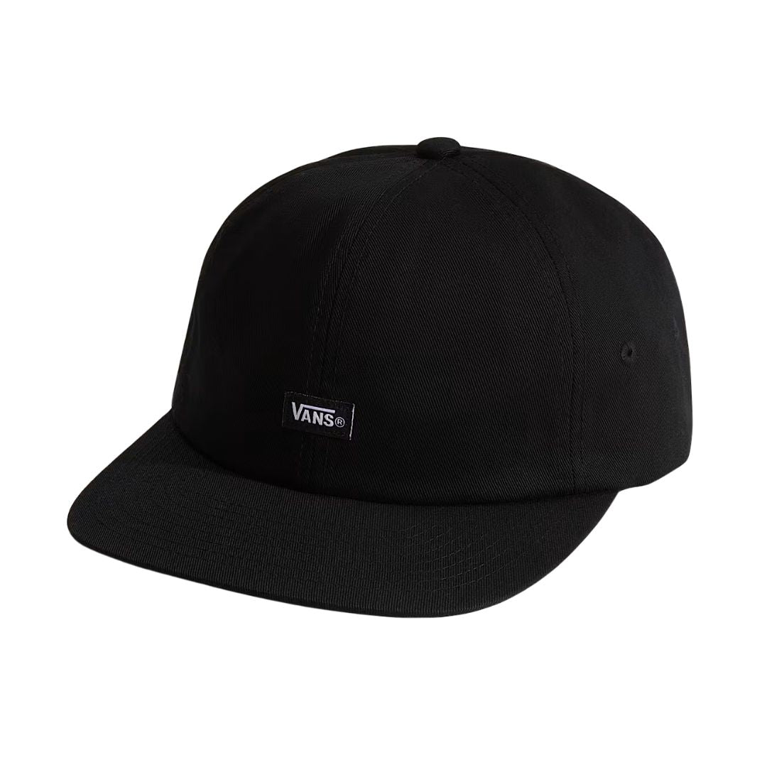 Vans Jockey negra vista frontal, gorra clásica de seis paneles en algodón con visera plana y ajuste estándar.