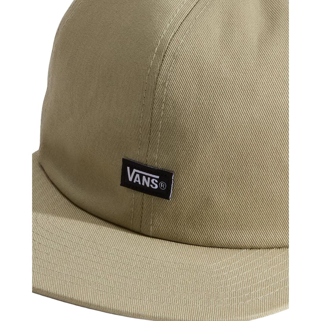 Detalle parche Vans en gorra Vans Jockey color Elm, visera plana y tejido de algodón.