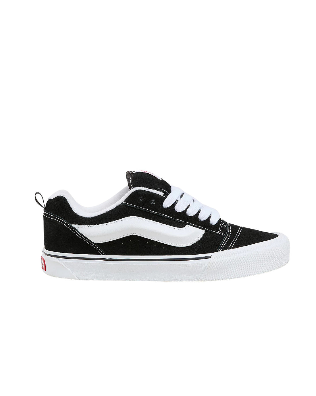 Zapatilla Vans Knu Skool negras con la suela blanca y los cordones blancos