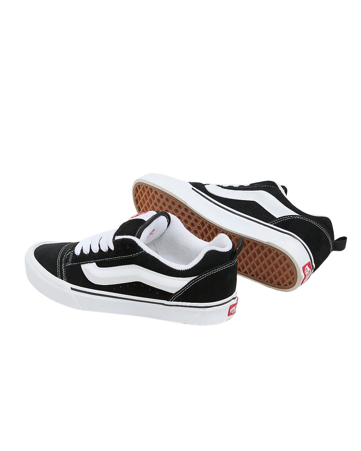 Zapatillas Vans Knu Skool negras con la suela waffle blanca y los cordones blancos