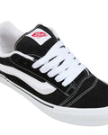 Cordones gruesos de las Zapatillas Vans Knu Skool negras con la suela blanca y los cordones blancos