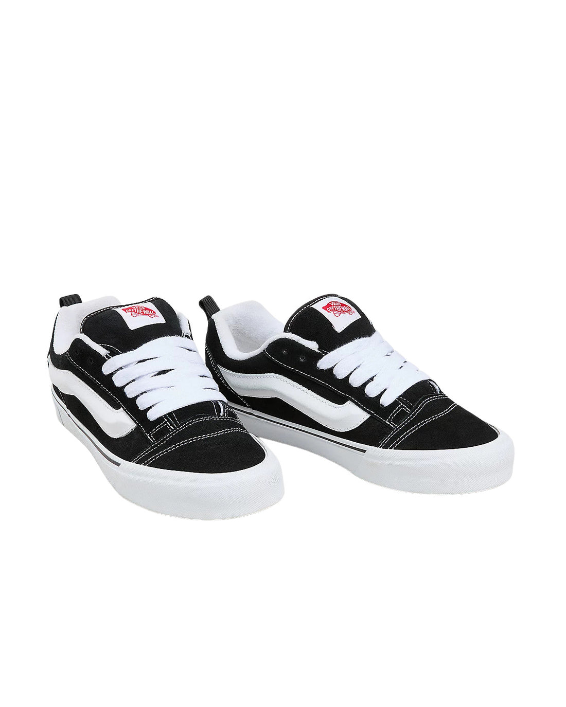 Zapatilla Vans Knu Skool negras con la suela blanca y los cordones blancos